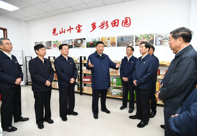 9月16日至18日，中共中央總書記、國家主席、中央軍委主席習近平在河南考察。這是17日上午，習近平在信陽市光山縣文殊鄉(xiāng)東岳村文化接待中心，了解光山縣脫貧工作和中辦在光山縣扶貧工作情況。新華社記者 謝環(huán)馳 攝