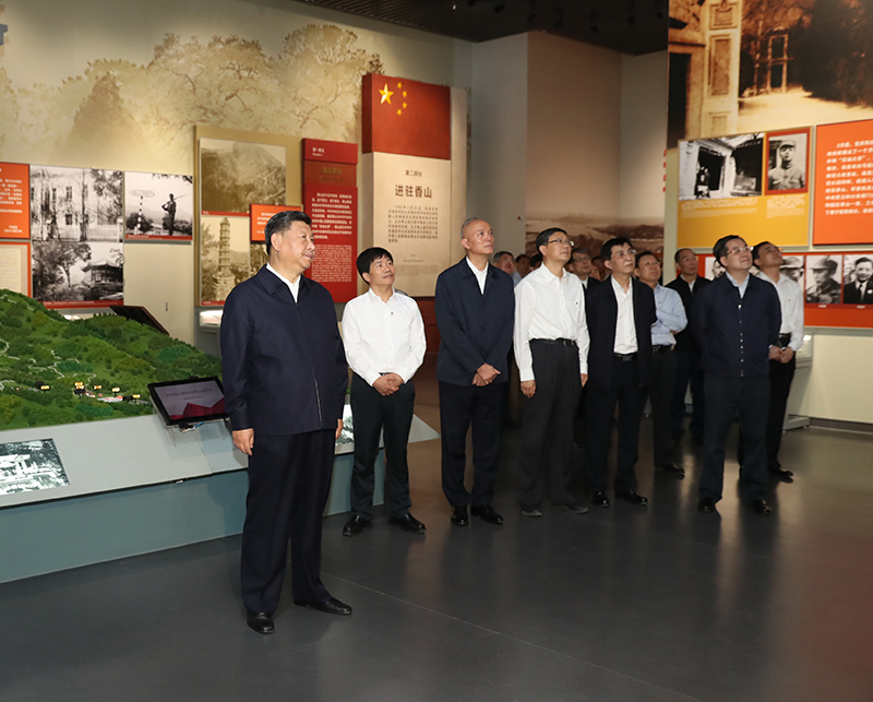 9月12日，中共中央總書記、國家主席、中央軍委主席習(xí)近平視察中共中央北京香山革命紀念地。這是習(xí)近平在香山革命紀念館參觀《為新中國奠基》主題展覽。