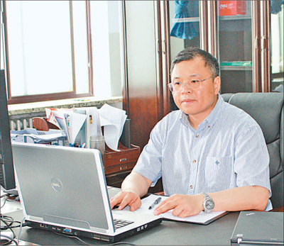 2010年6月1日，黃大年在辦公室內(nèi)工作（資料照片）。